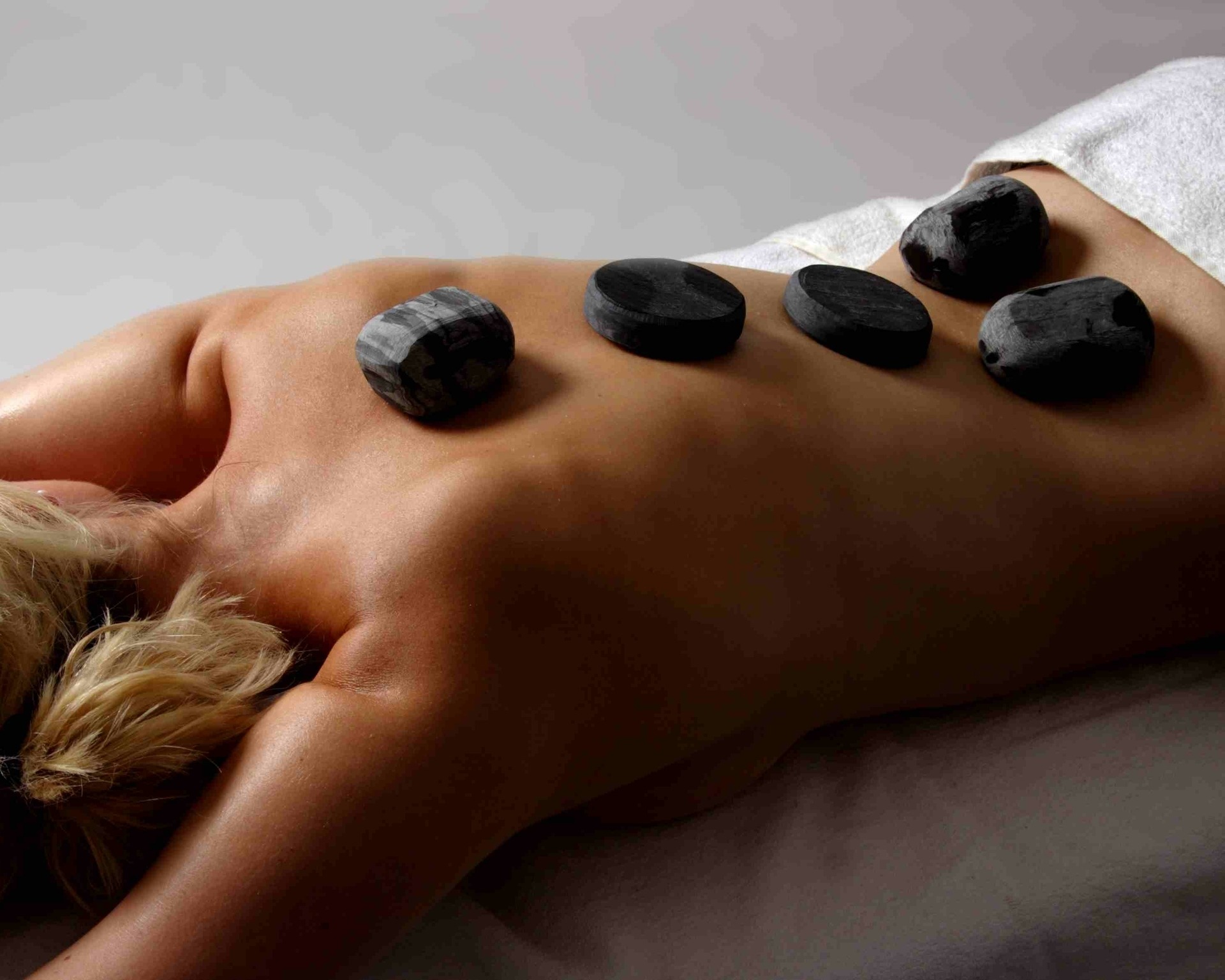 Hot-Stone-Ganzkörpermassage im relexa hotel Bad Steben